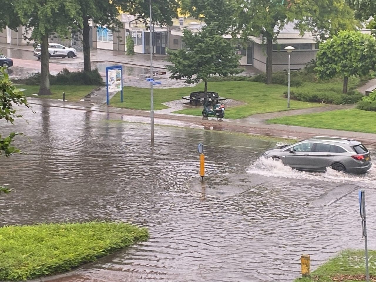 Wateroverlast in Veldhoven (foto: Stefan van Gastel).