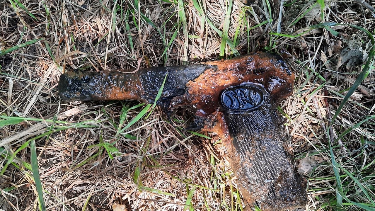 Het oude pistool dat uit het Wilhelminakaan uit Dongen werd gevist (foto: Mitch van Gogh).