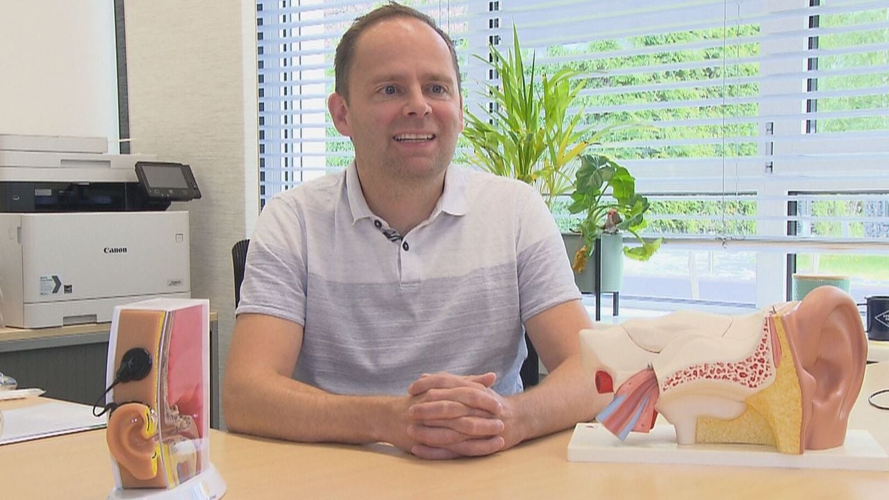 Thijs Thielemans geeft tips tegen gehoorschade (foto: Omroep Brabant).