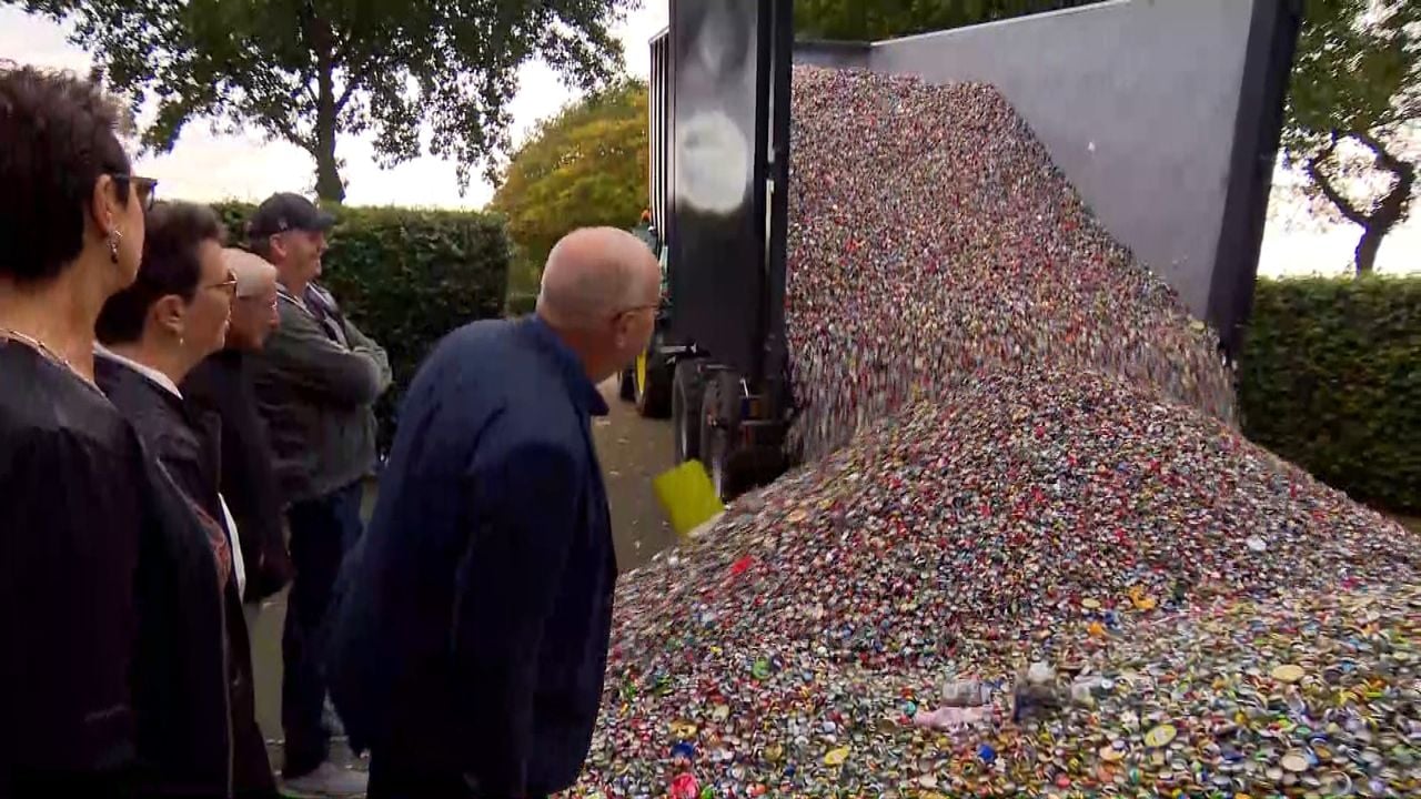 Op de oprit van Jac liet Marcel in 2022 de zes miljoen dopjes afleveren