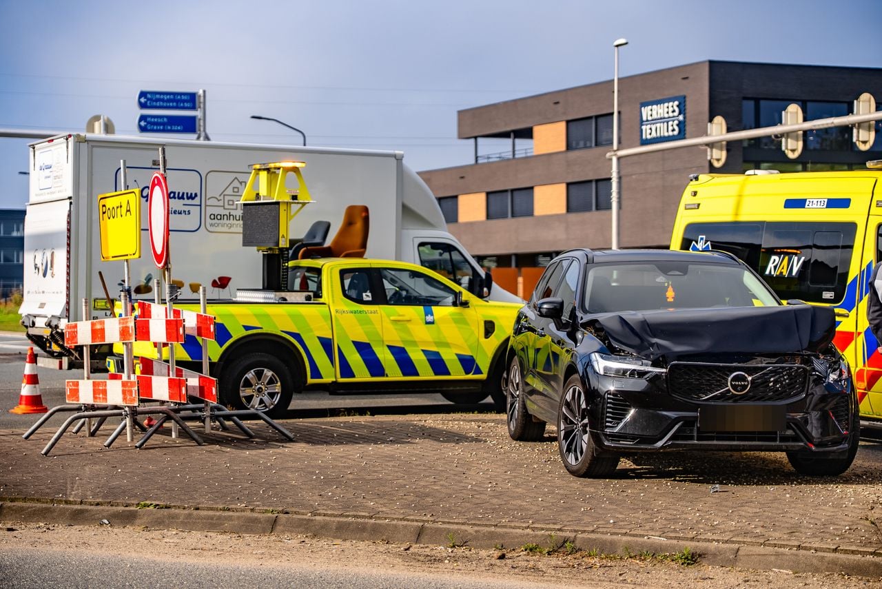 De auto kon uiteindelijk niet op eigen kracht verder. (Foto: Lucas Lammers / Persbureau Heitink.)