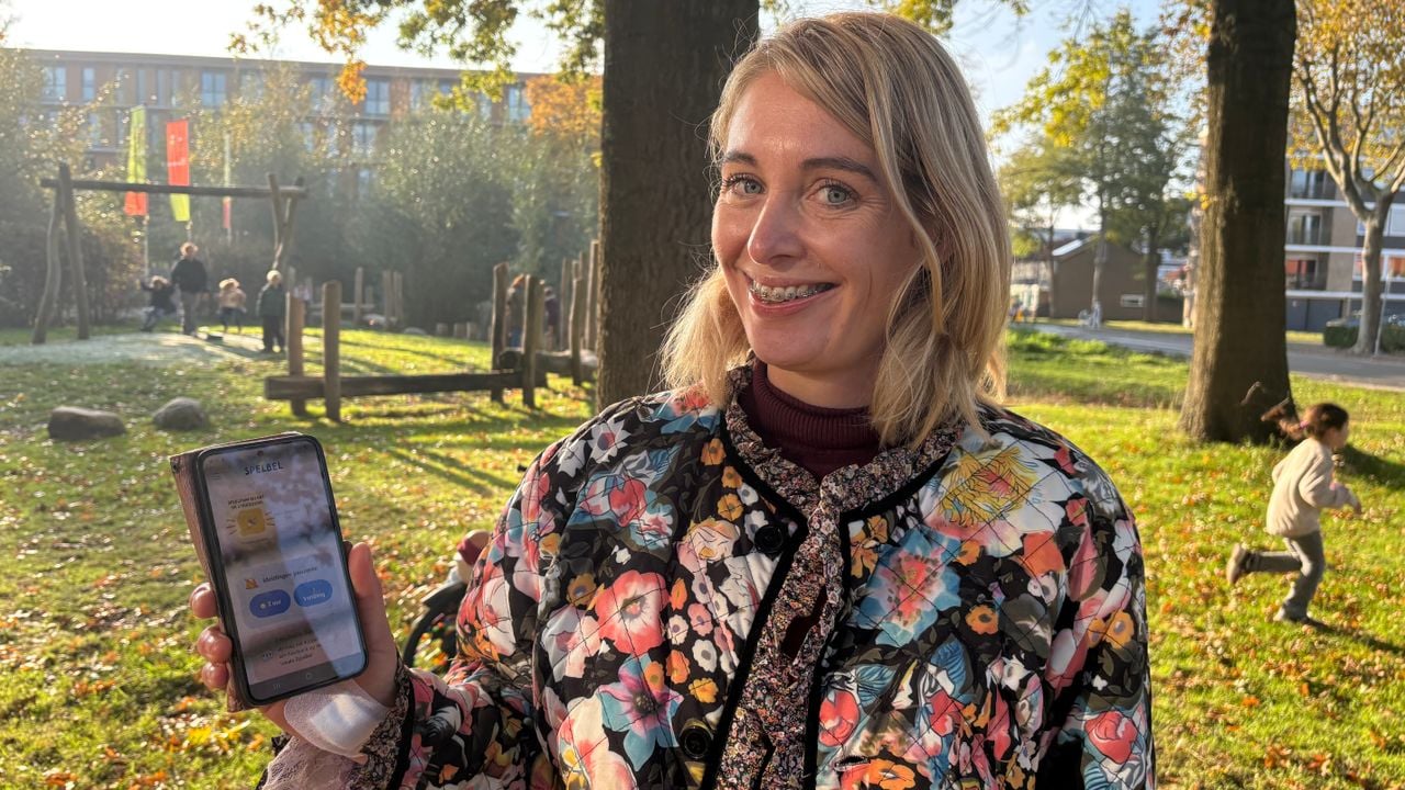 Moeder van Pip krijgt een melding dat iemand op de SpelBel heeft gedrukt (foto: Omroep Brabant). 