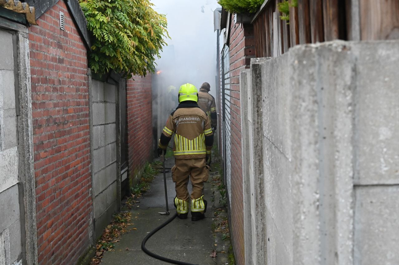 Schuur in brand (foto: Perry Roovers/Persbureau Heitink).