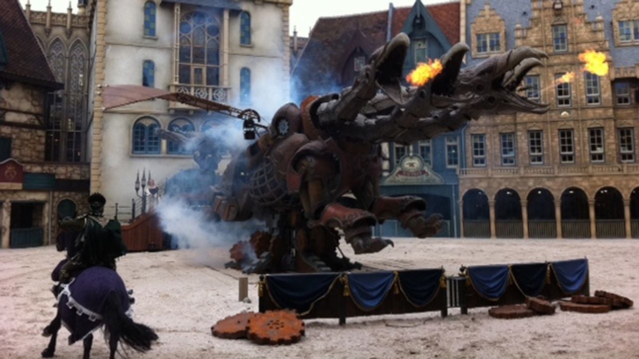 De vuurspuwende draak Draconicon in Efteling-parkshow Raveleijn (foto: Omroep Brabant)