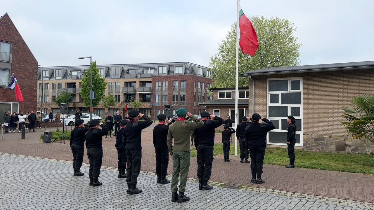 De Molukse vlag wordt op 25 april gehesen in Breda met Depla als toeschouwer (foto: Omroep Brabant).