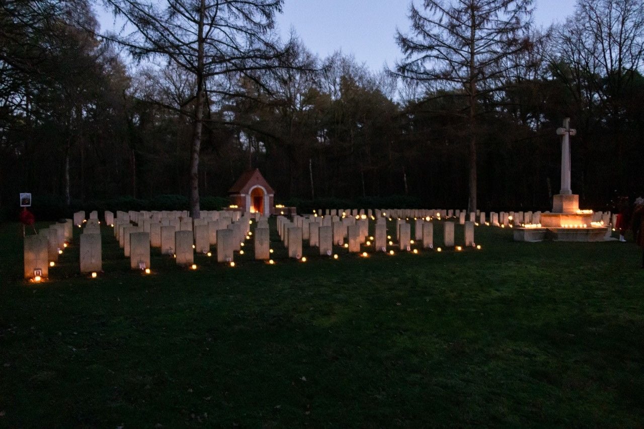 Lichtjes op de oorlogsgraven (Soldaat wordt herdacht (foto: Albert Hendriks).