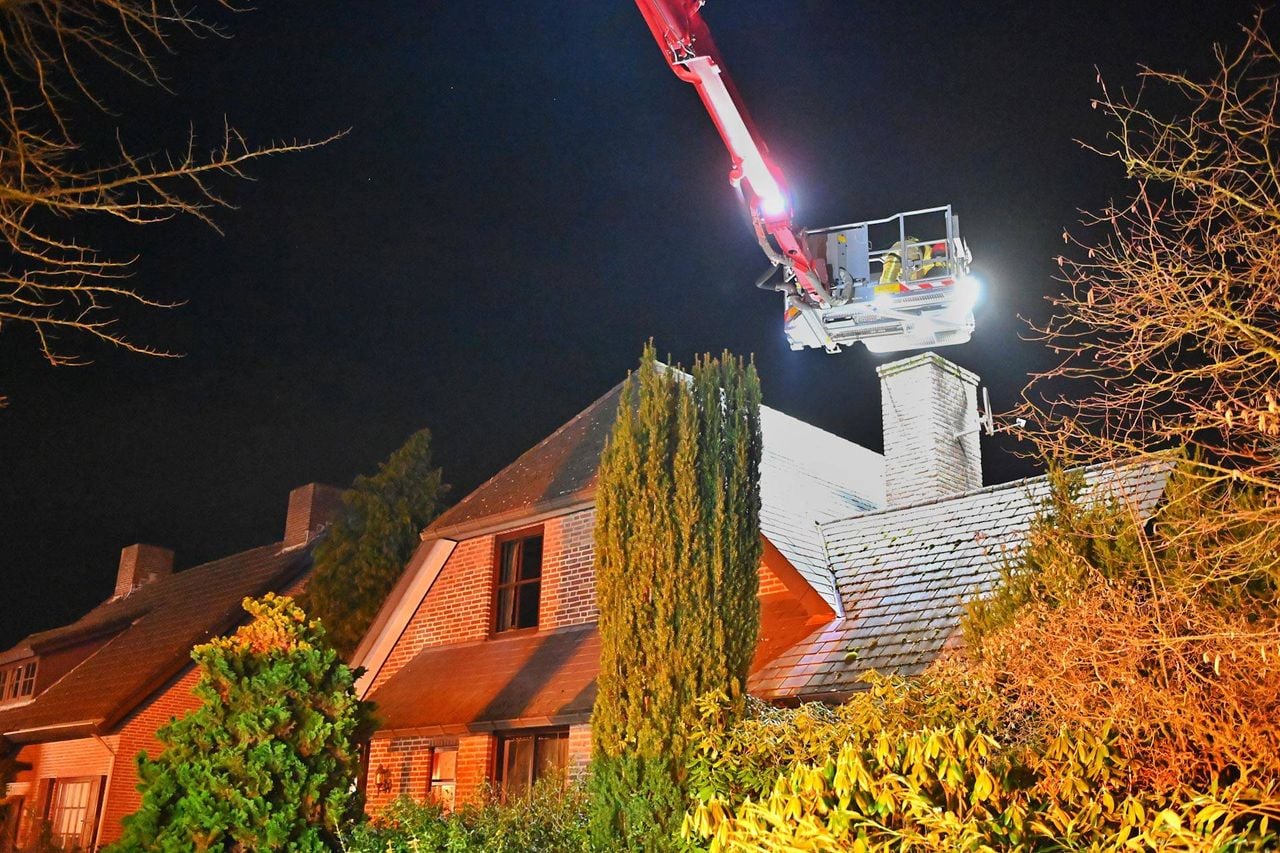 De schoorsteenbrand in Budel (foto: Rico Vogels/Persbureau Heitink).