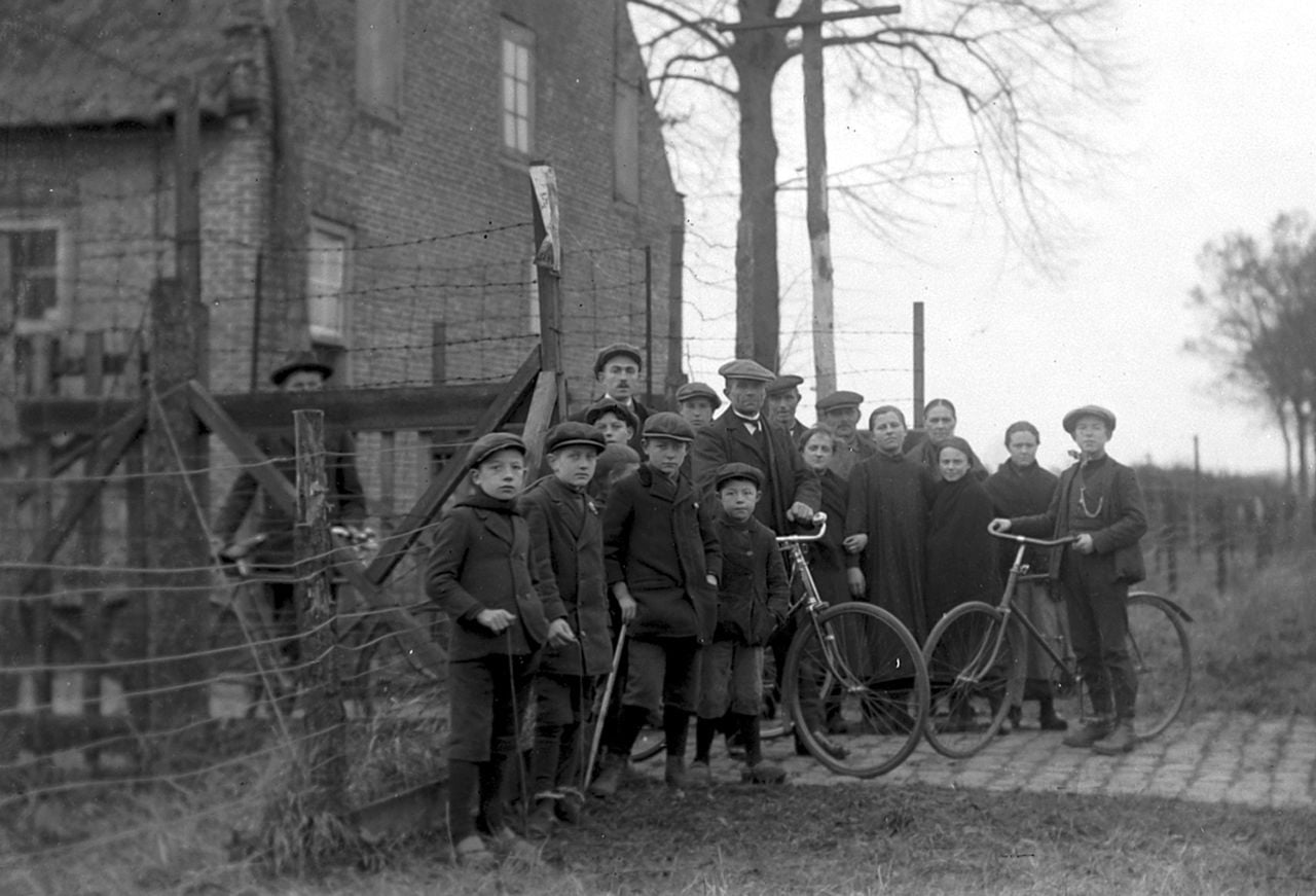 De elektrische grensovergang bij Essen, vlak bij Roosendaal, tijdens de Eerste Wereldoorlog (foto: Jaak Bernaards/ West-Brabants Archief)