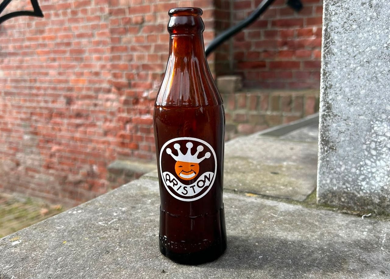 Het oude flesje Ariston frisdrank van de monniken (foto: Bierbrouwerij de Koningshoeven)