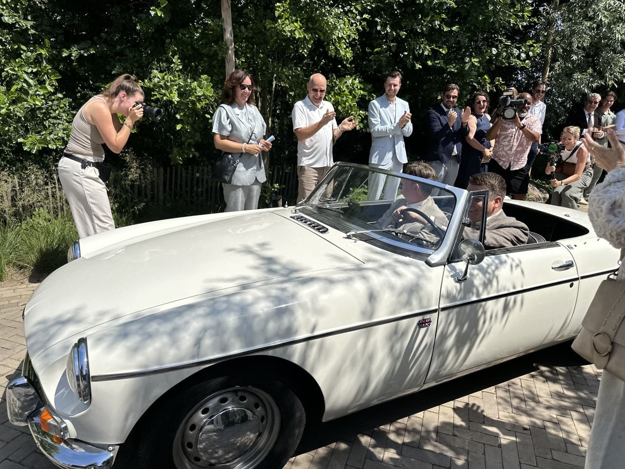 In driedelig pak arriveren Ruud en Wilco op hun bruiloft. (foto: Floortje Steigenga)