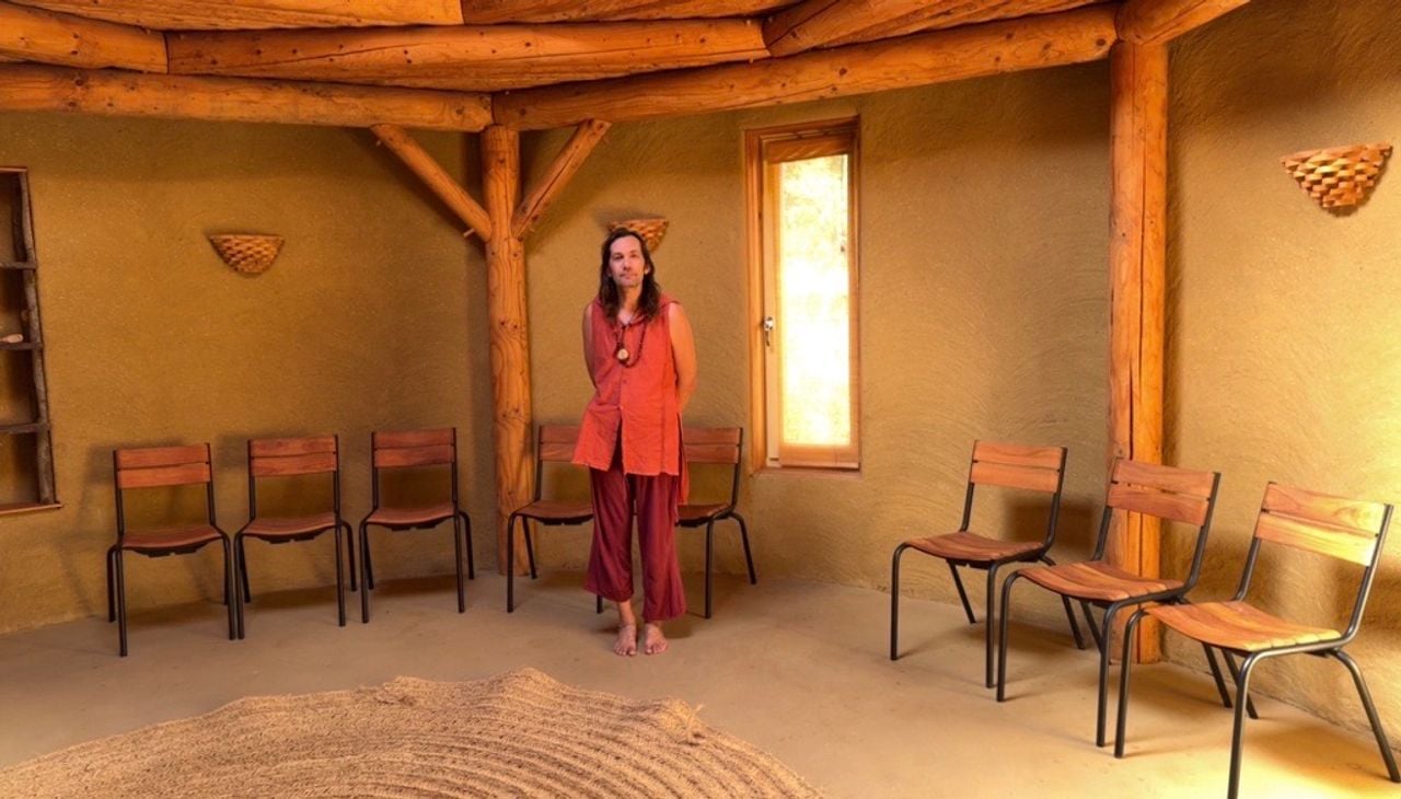 Achter zijn huis staat een zelfgebouwde tempel waar Hugo bezoekers ontvangt voor ceremonies en workshops (foto: Isabel Pijnappels).