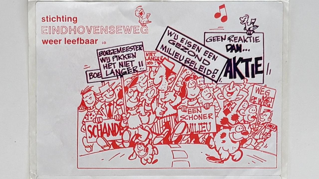 Een sticker met een tekening van Peter Coolen als protest tegen de oude N69 (foto: Rogier van Son).