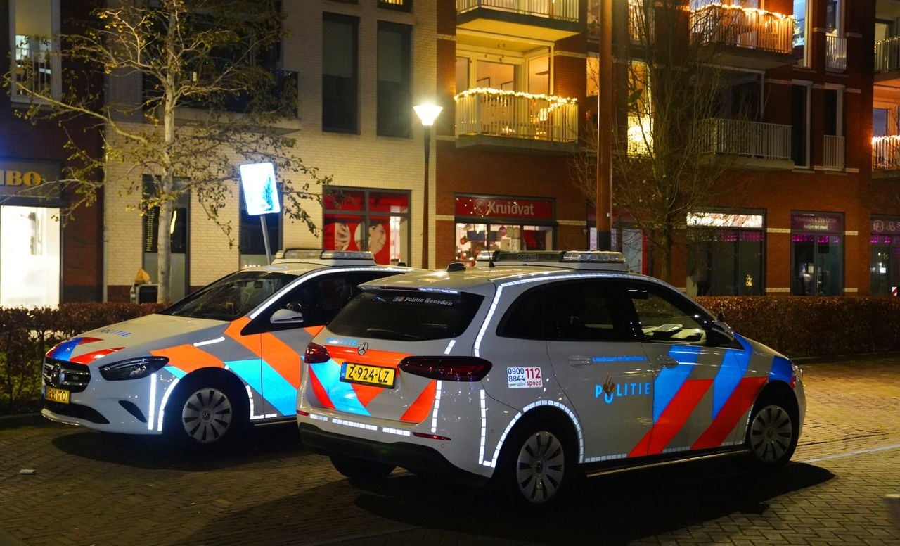 De politie controleert jongeren na de brand bij het Van Greunsvenpark in Vlijmen (Foto: Bart Meesters / Persbureau Heitink.)