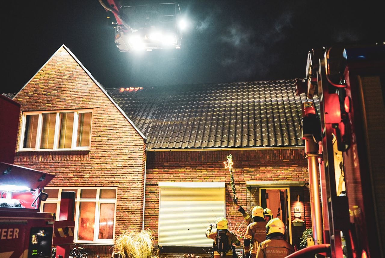 Er werd ook een hoogwerker ingezet (foto: Erik Haverhals/Persbureau Heitink).