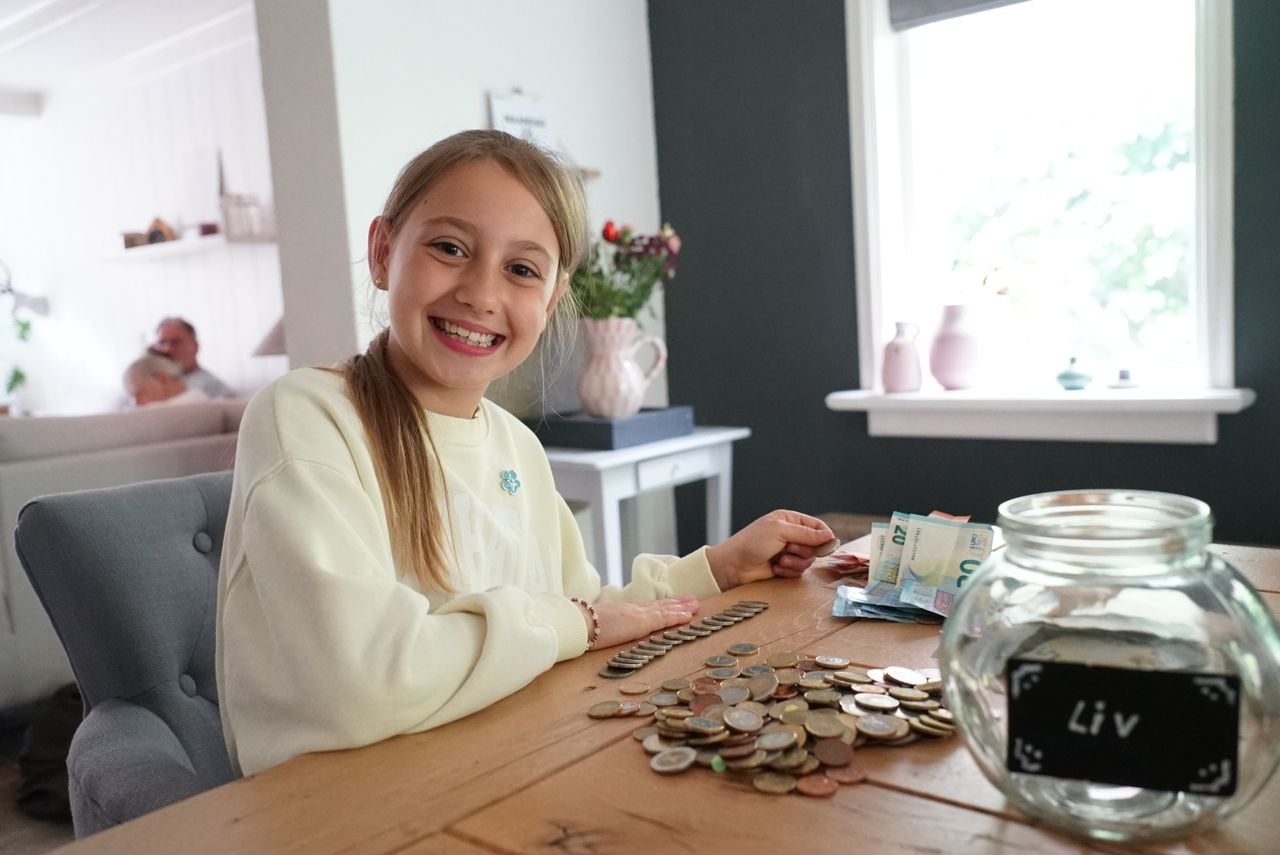 Liv telt het geld dat ze bij  het Alzheimer Café heeft opgehaald (foto: Rochelle Moes).