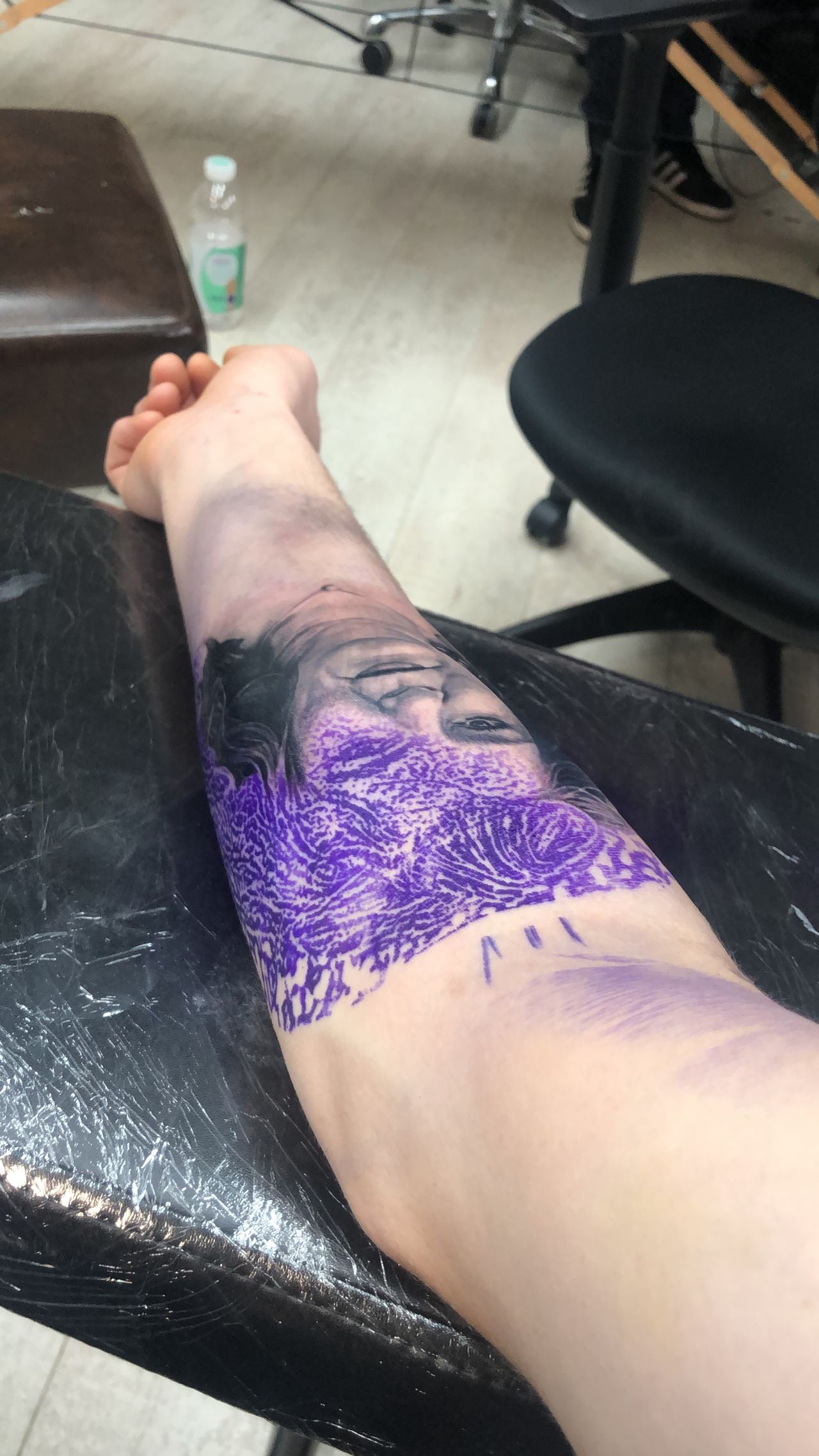 In de tattoostoel (foto: Boy Sanders).
