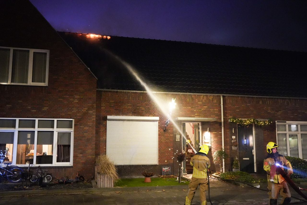 De brandweer blust het vuur vanaf de grond (foto: Erik Haverhals/Persbureau Heitink).