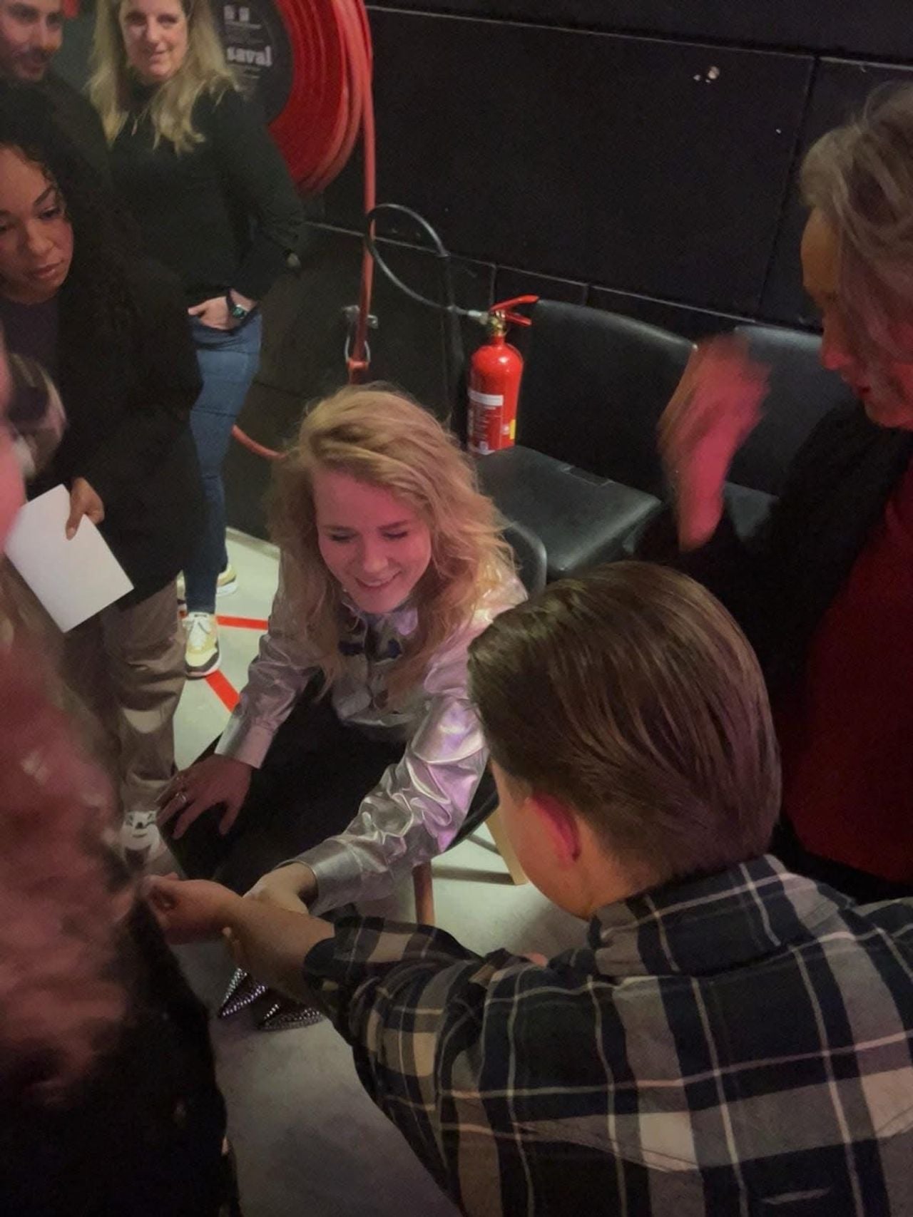 Ilse DeLange bekijkt vol bewondering de tattoo van Damian, haar eigen handschrift (Privéfoto).