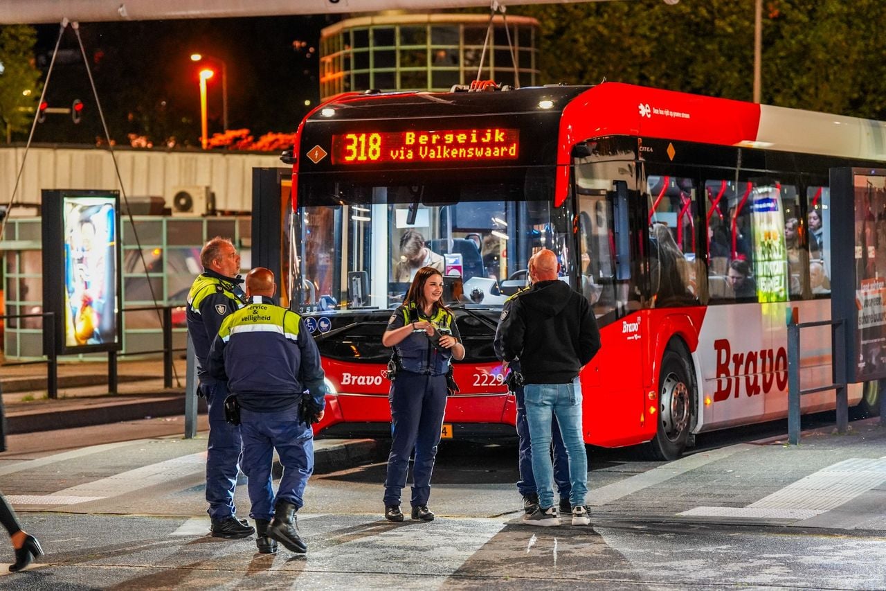 In een bus bij station Eindhoven Centraal werd een gewonde man gevonden (foto: SQ Vision).