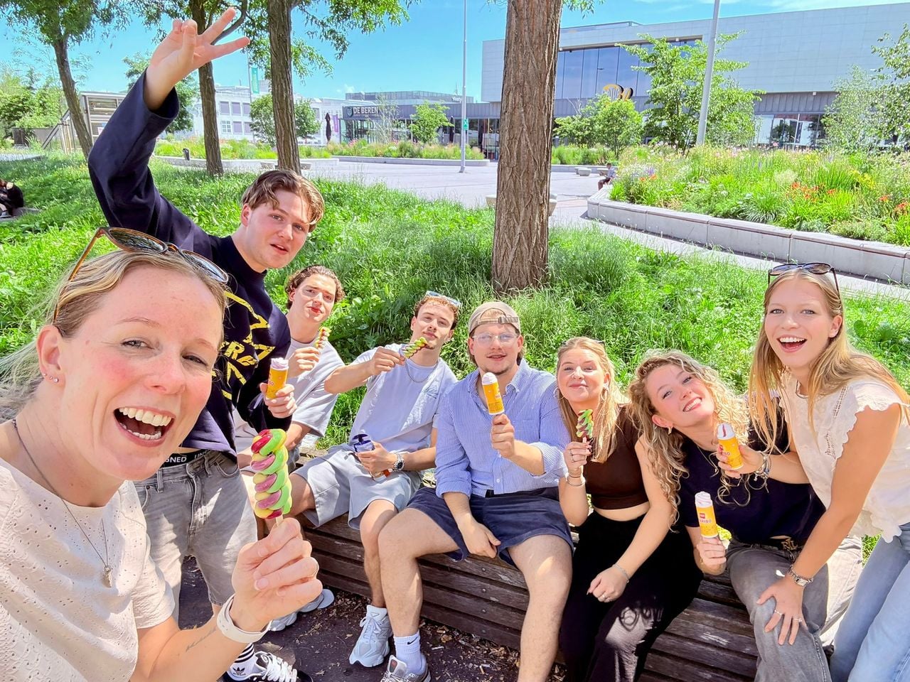 Cindy met haar studenten (foto: Cindy van Hamond).