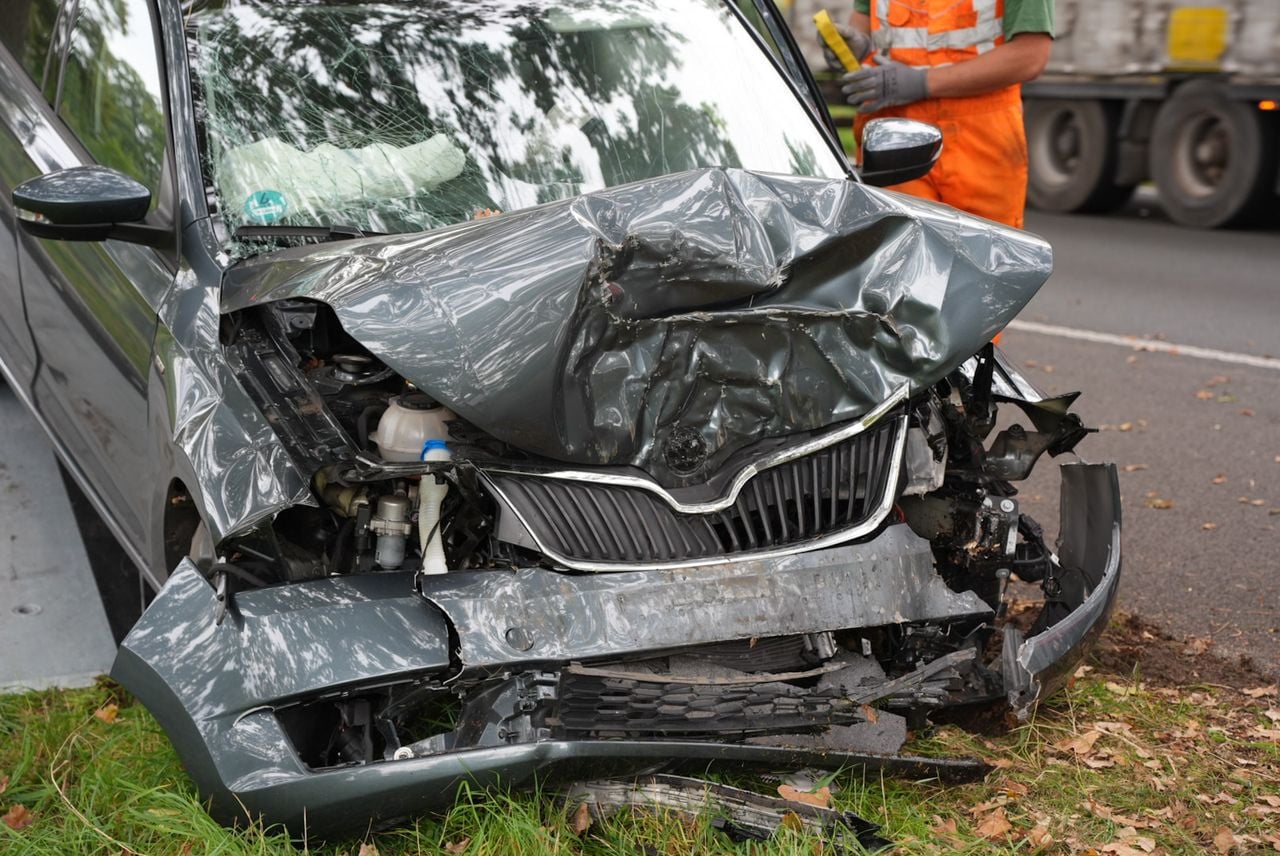 De auto raakte flink beschadigd (foto: Erik Haverhals / Persbureau Heitink).