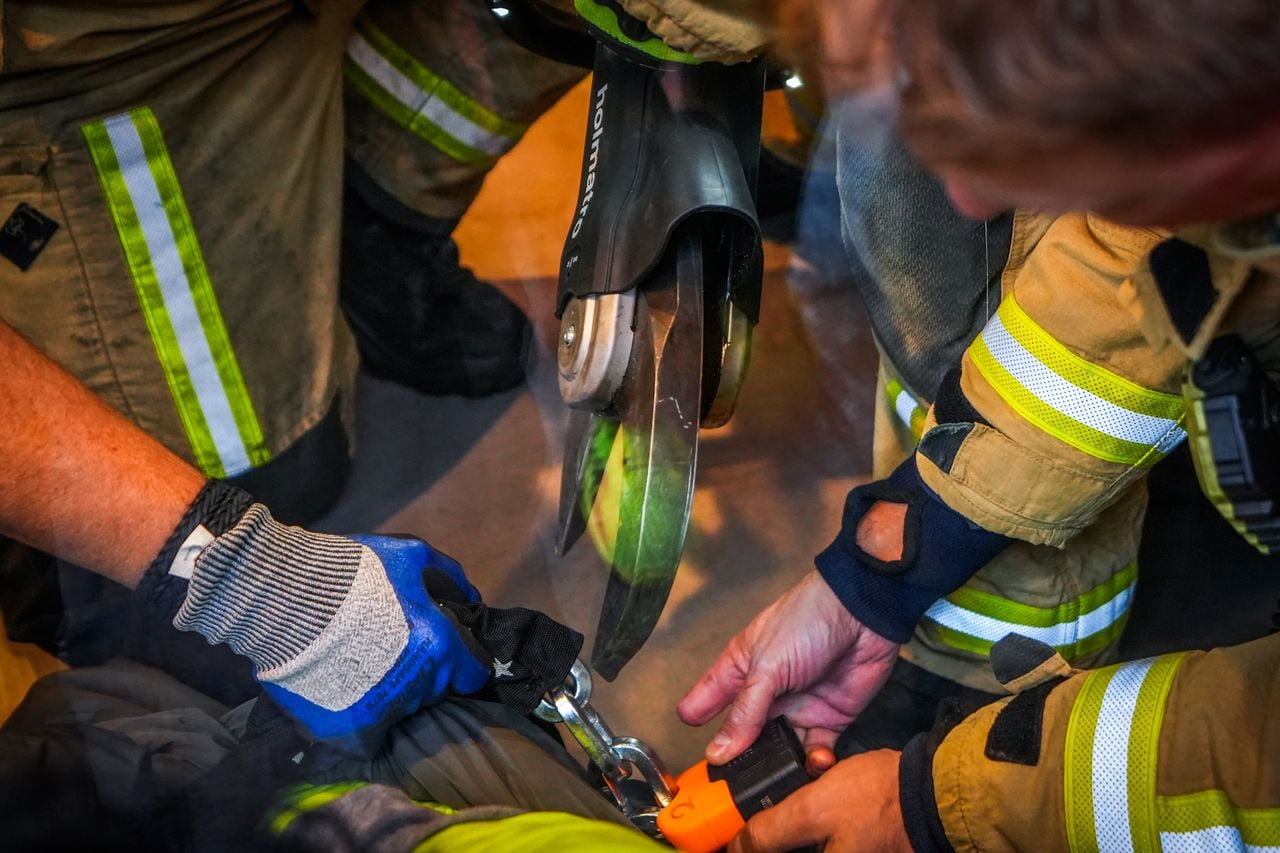 De brandweer knipt de ketens door (foto: Persbureau Heitink).
