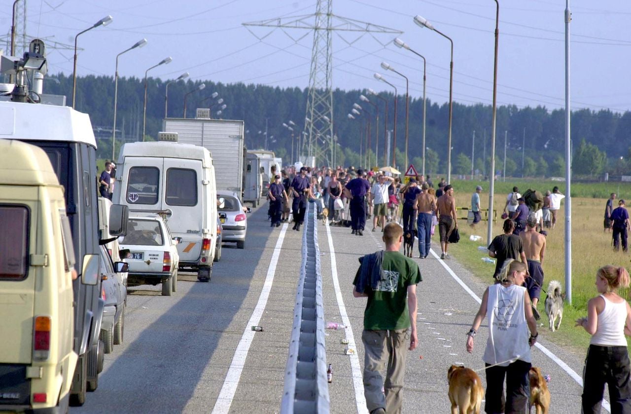 Er komen uiteindelijk duizenden feestvierders uit heel Europa naar Moerdijk (foto: Erald van der Aa/ANP)