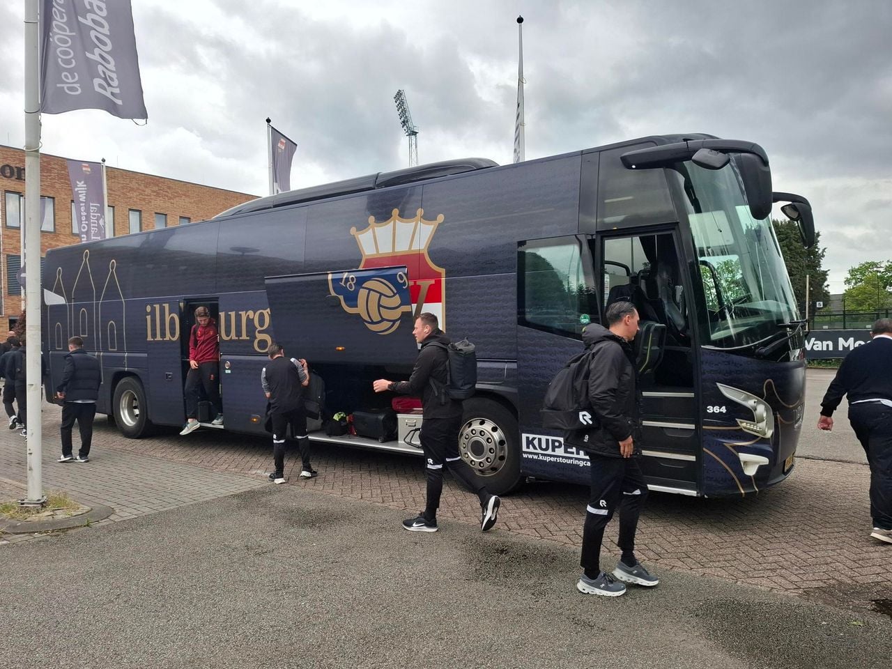 De spelersbus van Willem II arriveert (foto: Leon Voskamp).