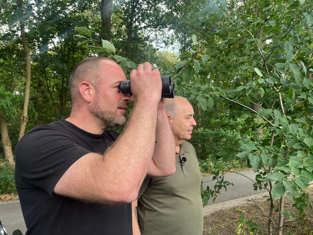 Martin en Rob houden de aap voortdurend in de gaten (foto: Floortje Steigenga).