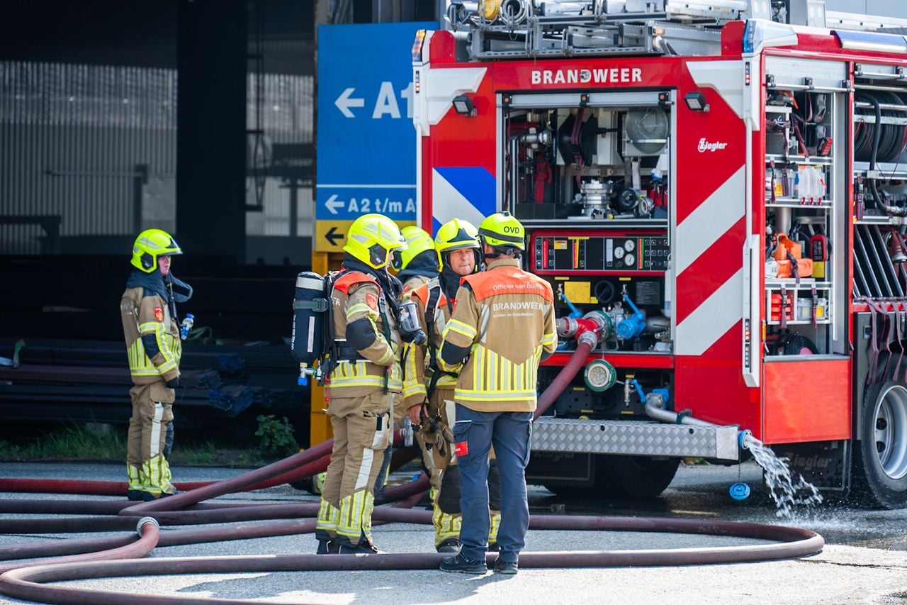 Overleg bij de brandweer (foto: Tom van der Put/Persbureau Heitink).