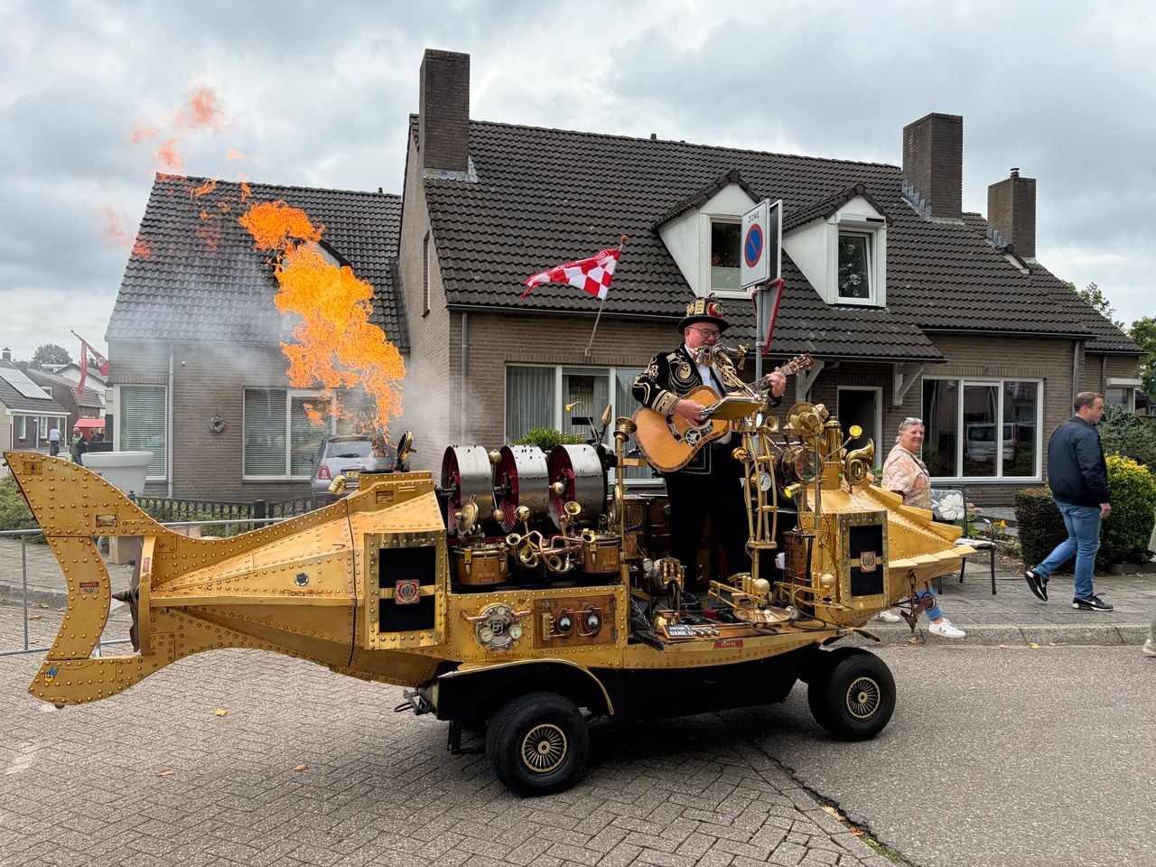 Deze man vermaakt het publiek met muziek (foto: Lobke Kapteijns).