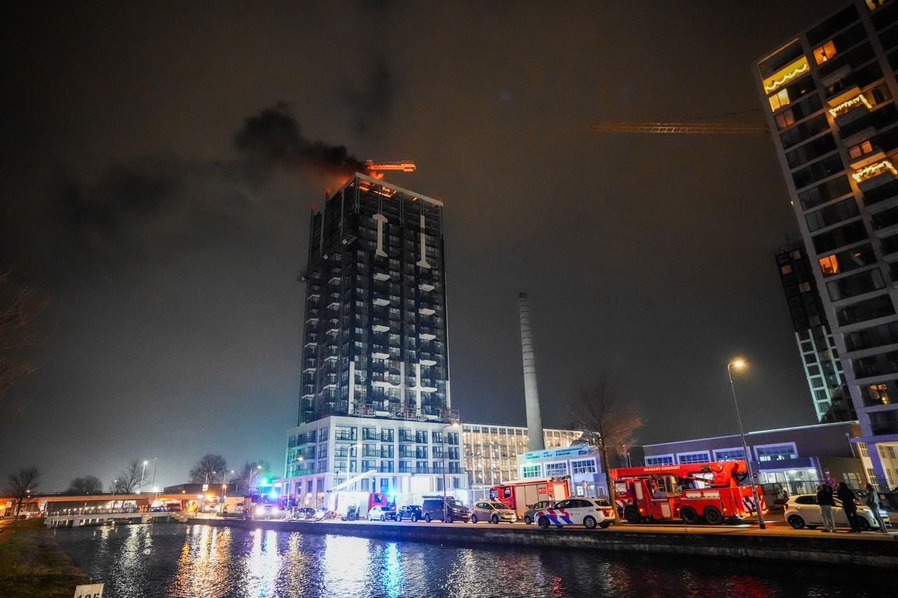 Dikke rookwolken vanaf het dak (foto: Persbureau Heitink).