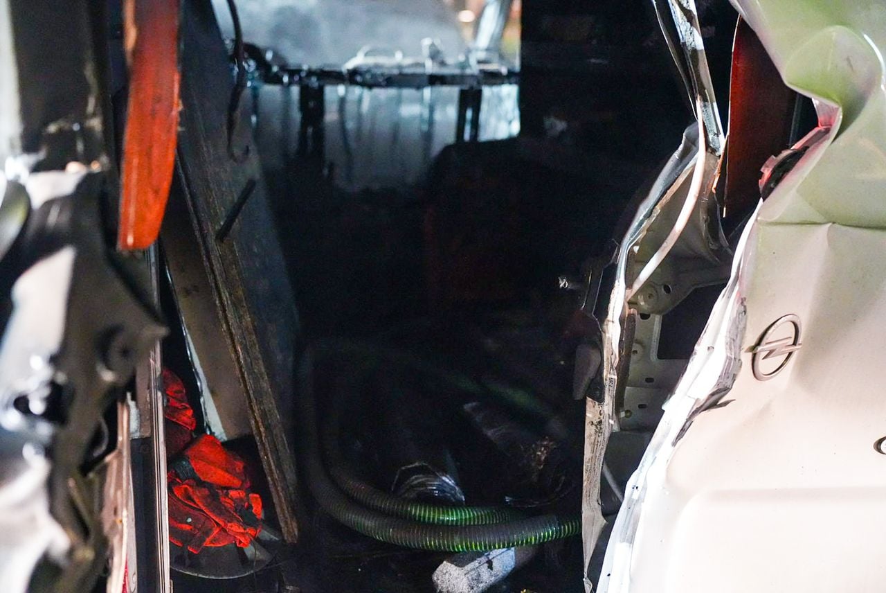 Bus volledig verwoest door brand (foto: Erik Haverhals / Persbureau Heitink).