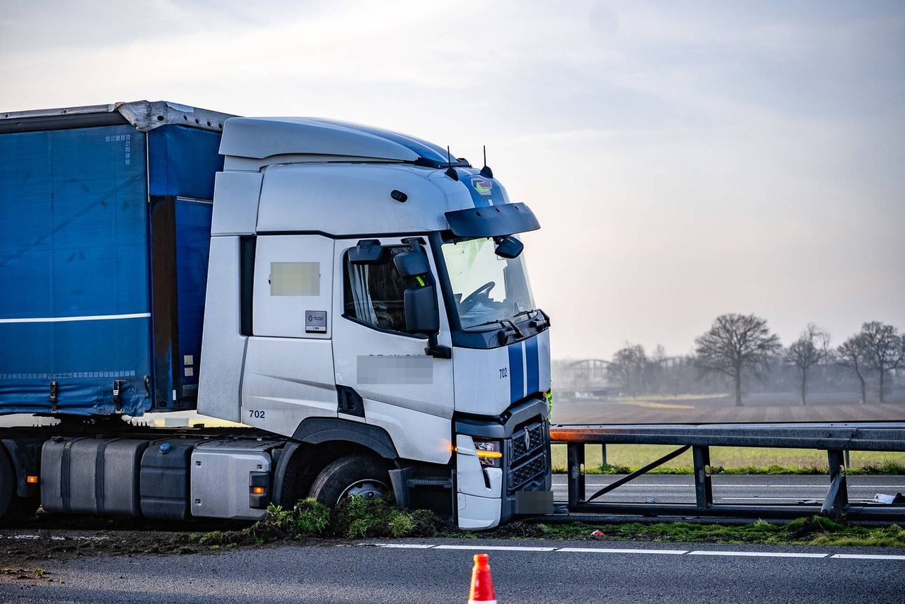 De vangrail moet hersteld worden (foto: Lucas Lammers / Persbureau Heitink).