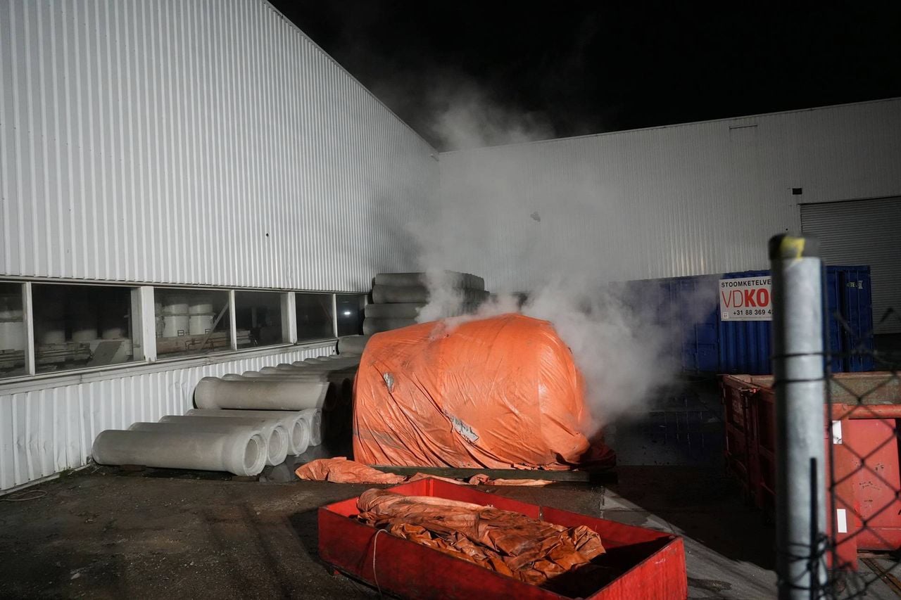 Rook op industrieterrein in Oosterhout (foto: Jeroen Stuve / Persbureau Heitink).