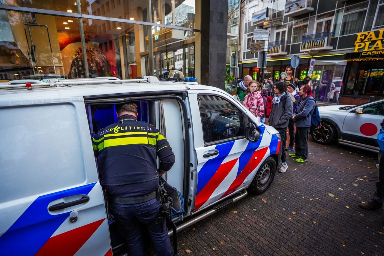 De politie heeft een aantal demonstranten buitengezet (foto: Persbureau Heitink).