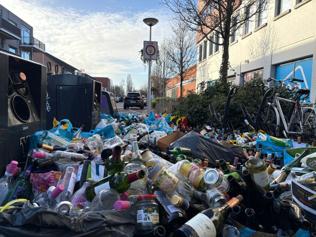 De berg met flessen aan de Insulindelaan in Eindhoven (Foto: Omroep Brabant.)