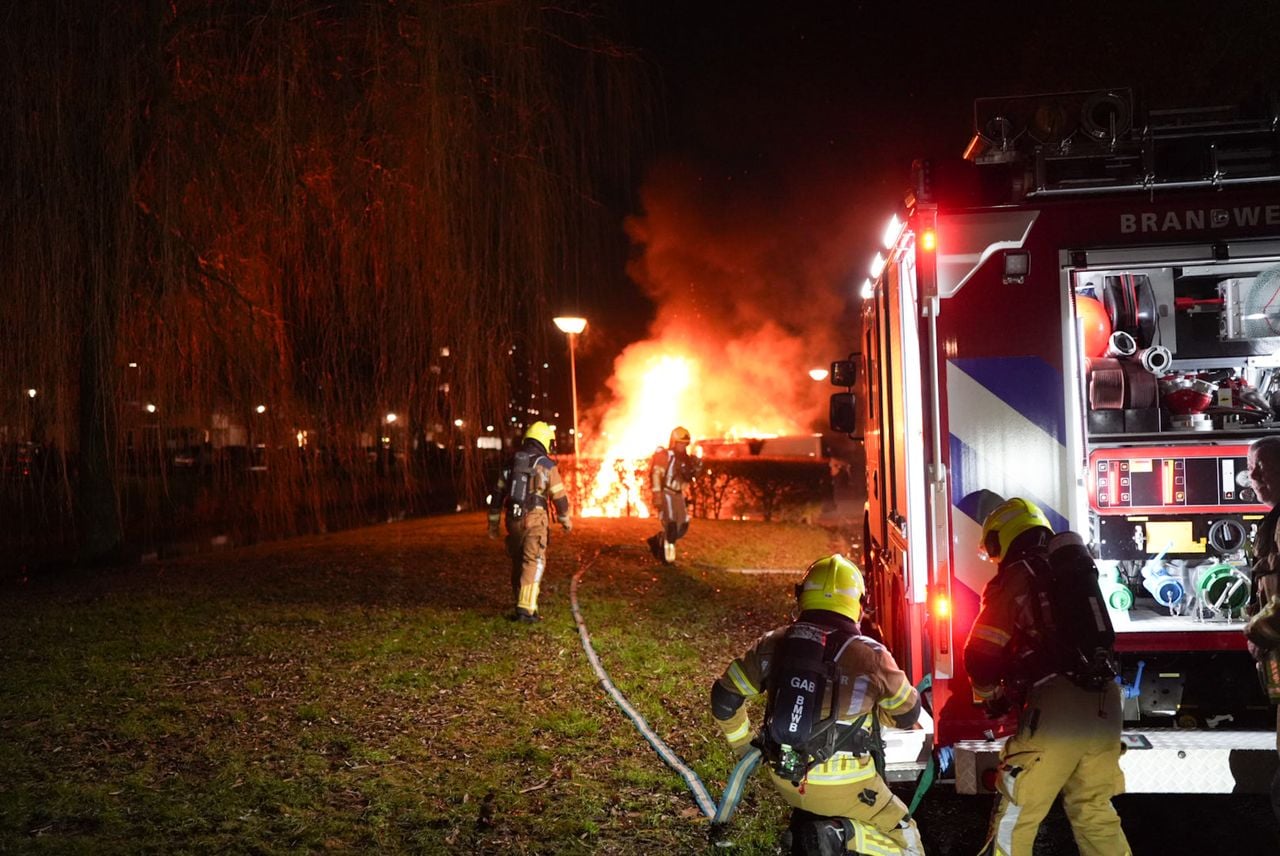 Brandweer rukt uit voor busje dat in brand staat in Waalwijk (foto: Erik Haverhals / Persbureau Heitink).