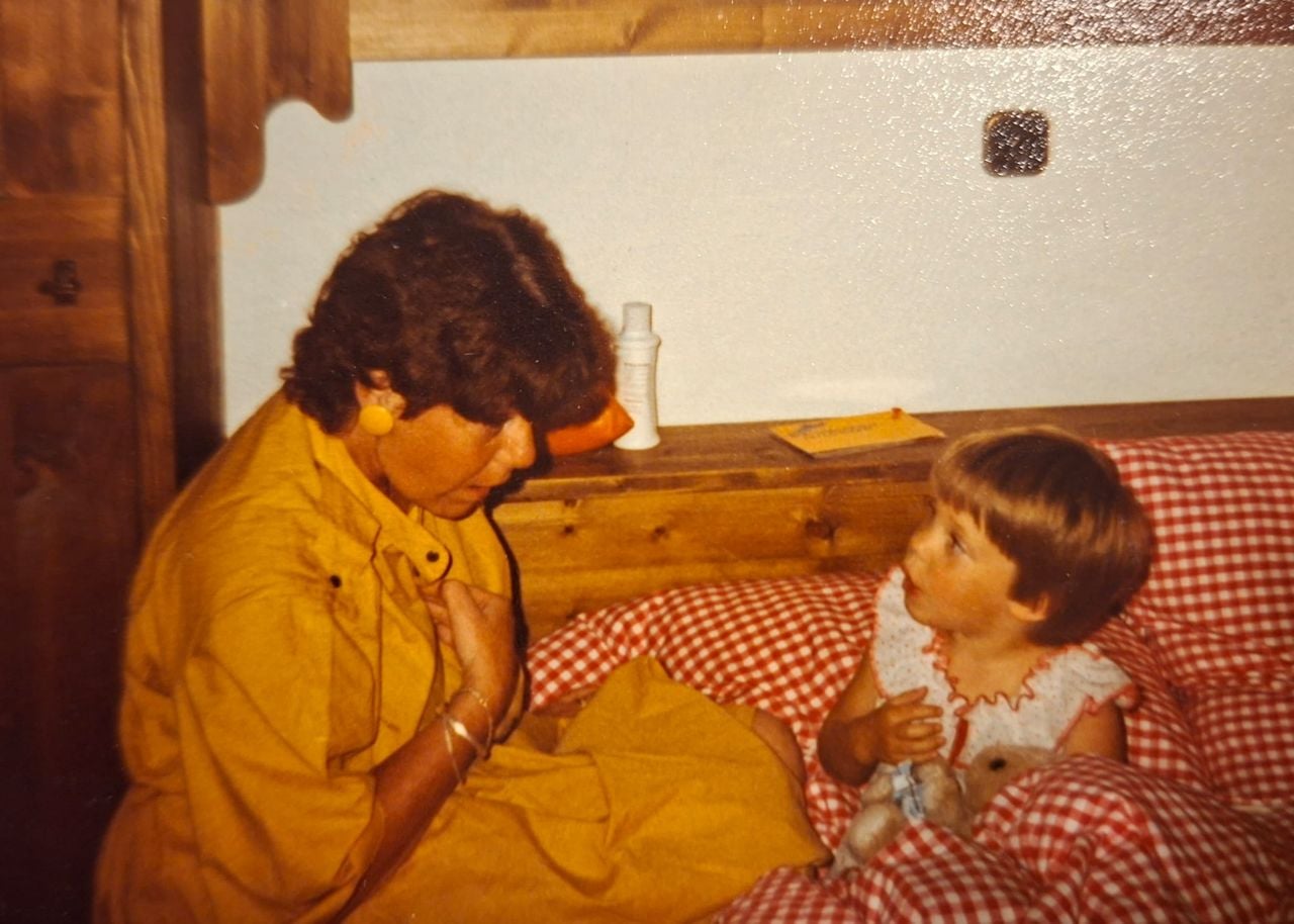 Maaike werd altijd rustig wanneer haar tante Maij haar favoriete slaapliedje zong en door haar haren woelde.