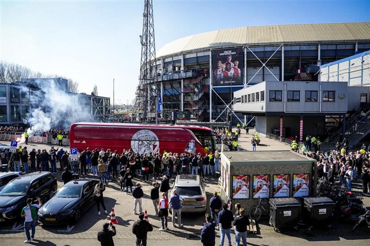 Spelersbus Ajax komt aan in Rotterdam. (Foto: ANP).