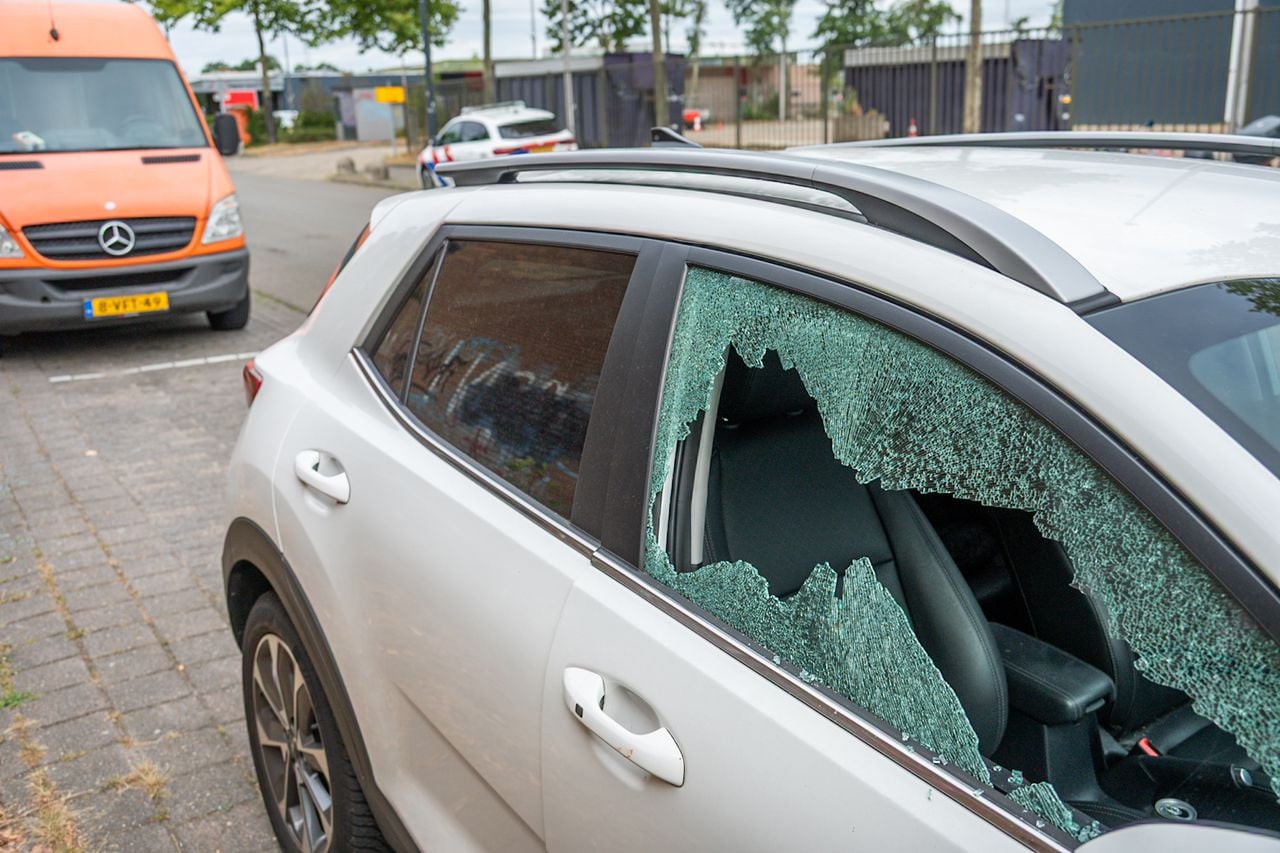 Uit zeker één auto werd een zonnebril gestolen (foto: Tom van der Put / Persbureau Heitink).