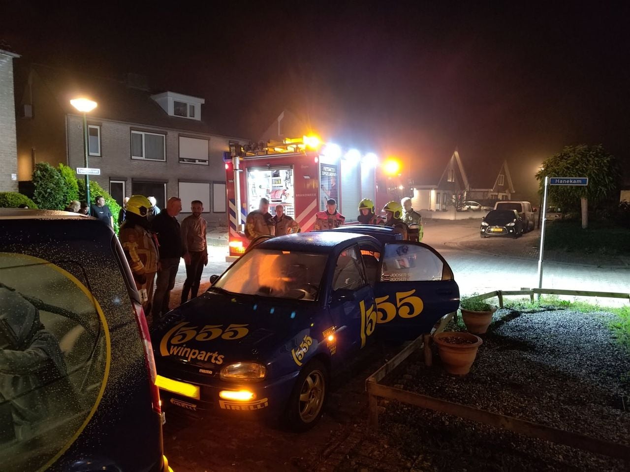 De brandweer controleerde de wagen (foto: Facebook Peter van Gaal).