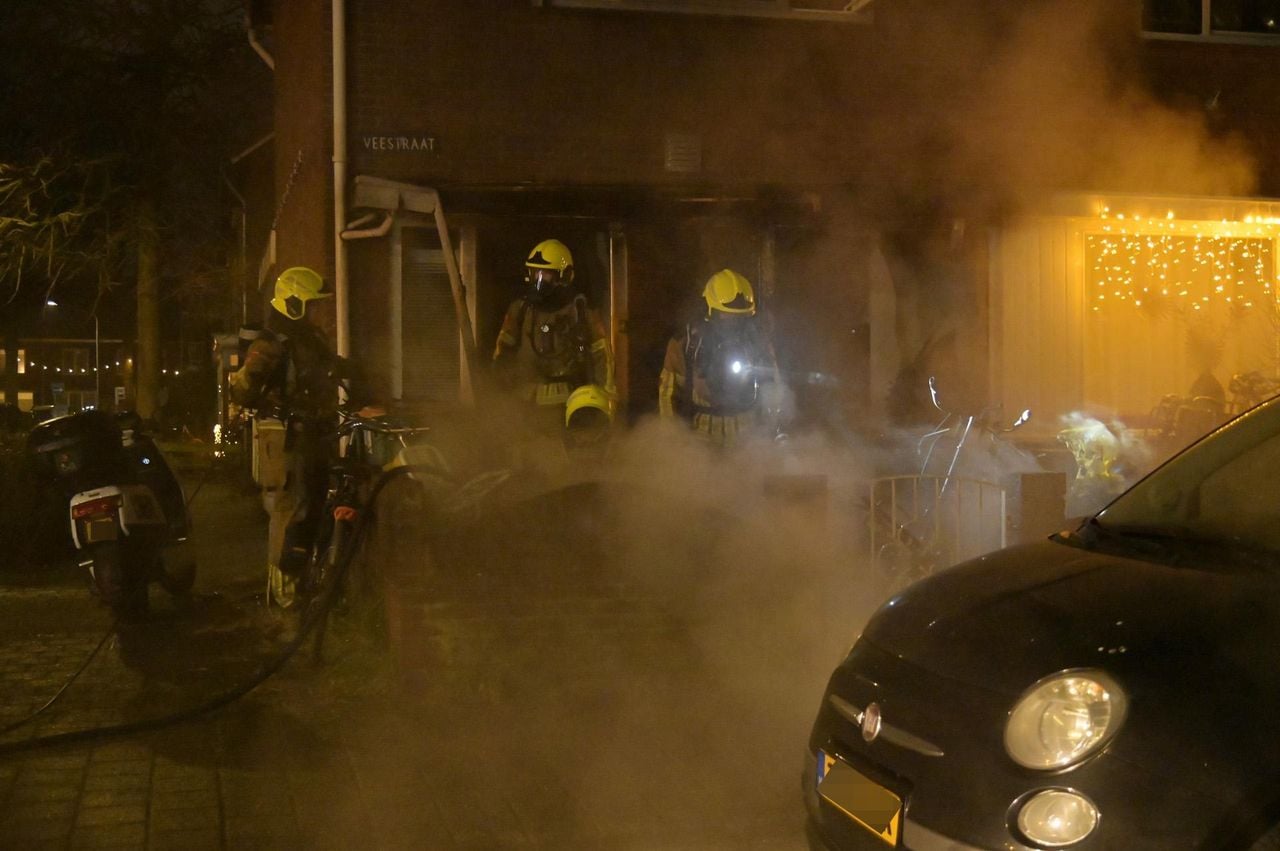De brandweer controleert de woning na de klap (foto: Perry Roovers/Persbureau Heitink).