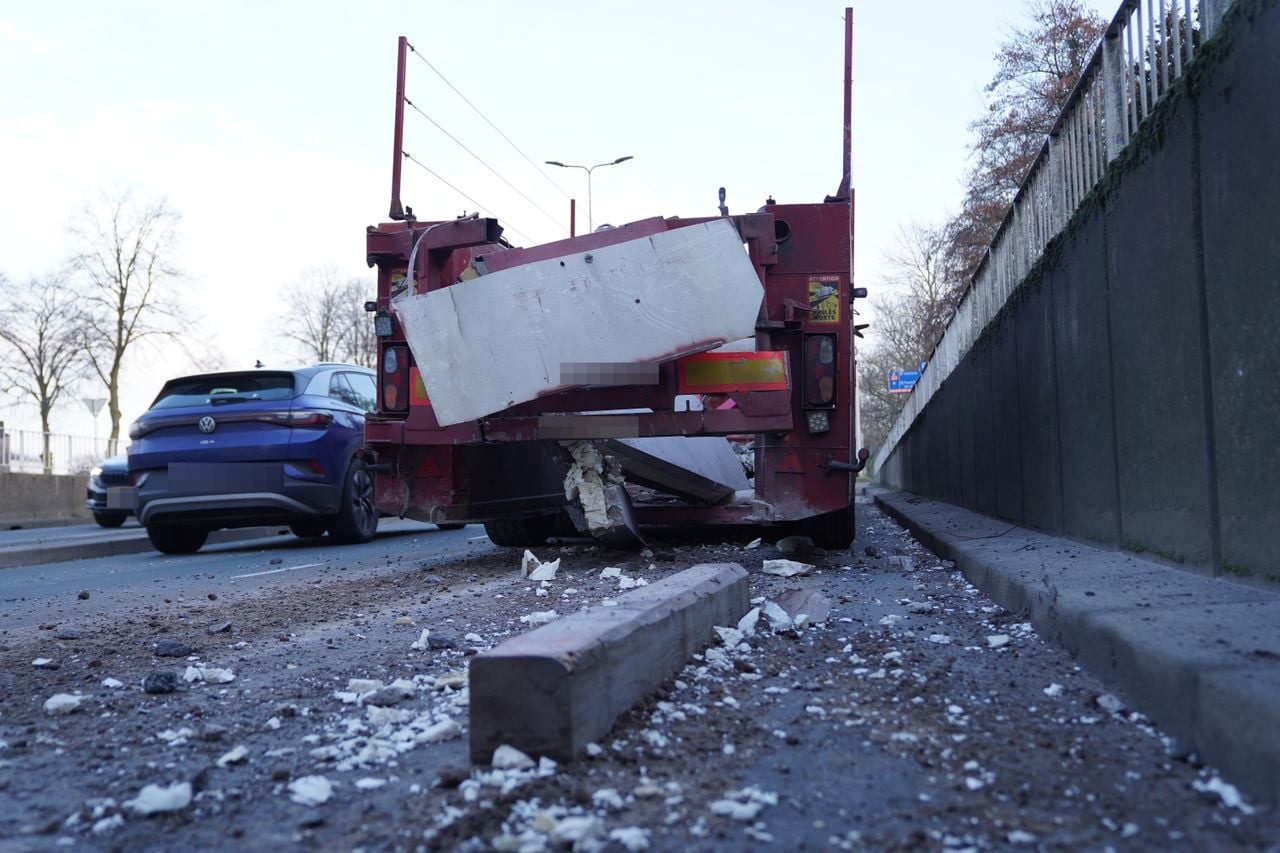 De betonplaat is in stukken gebroken (foto: Bart Meesters / Persbureau Heitink).
