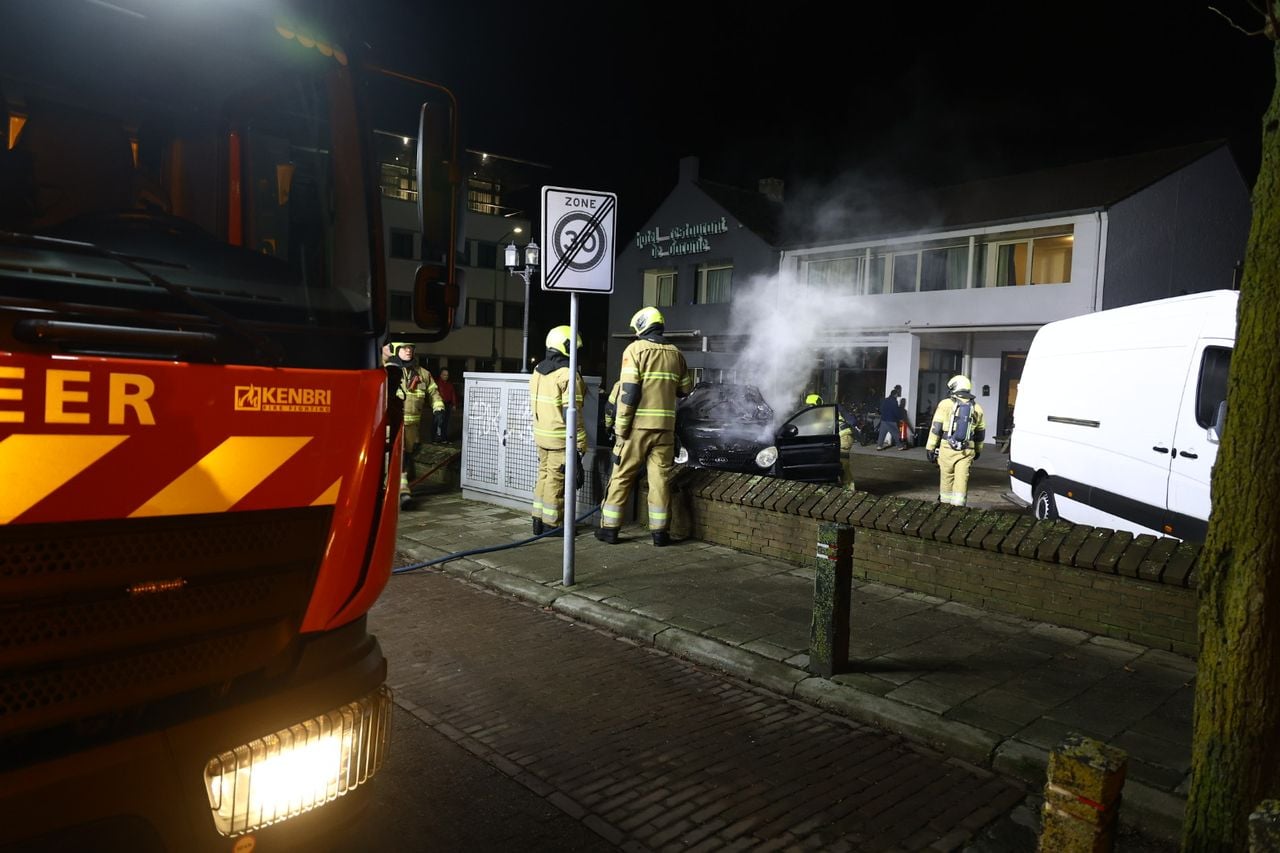 De zwarte Kia Picanto is total loss door de brand (foto: Saskia Kusters/Persbureau Heitink.)