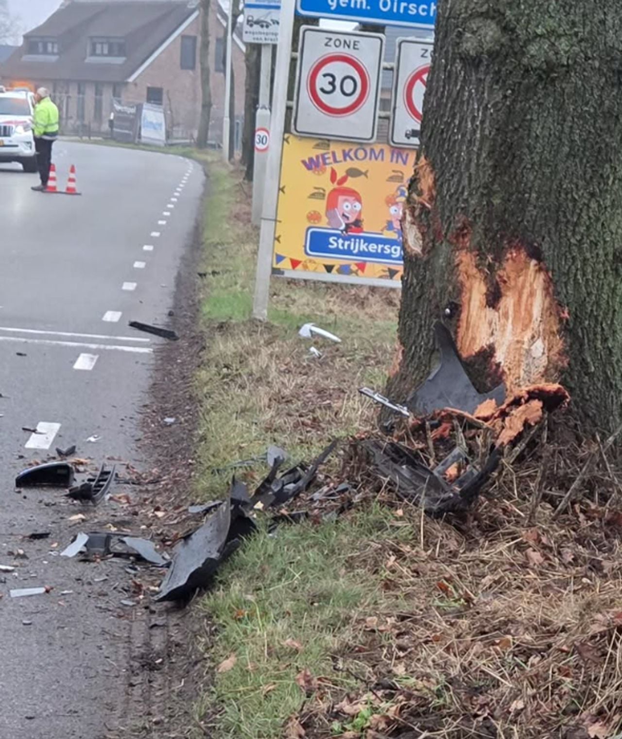 De auto en boom raakten flink beschadigd (foto: Instagram Politie de Kempen).