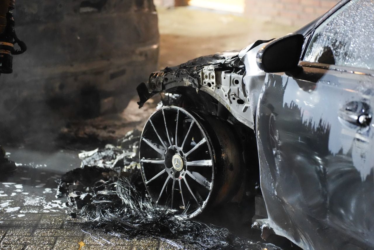 De trieste aanblik na de autobranden in Kaatsheuvel (foto: Erik Haverhals/Persbureau Heitink).