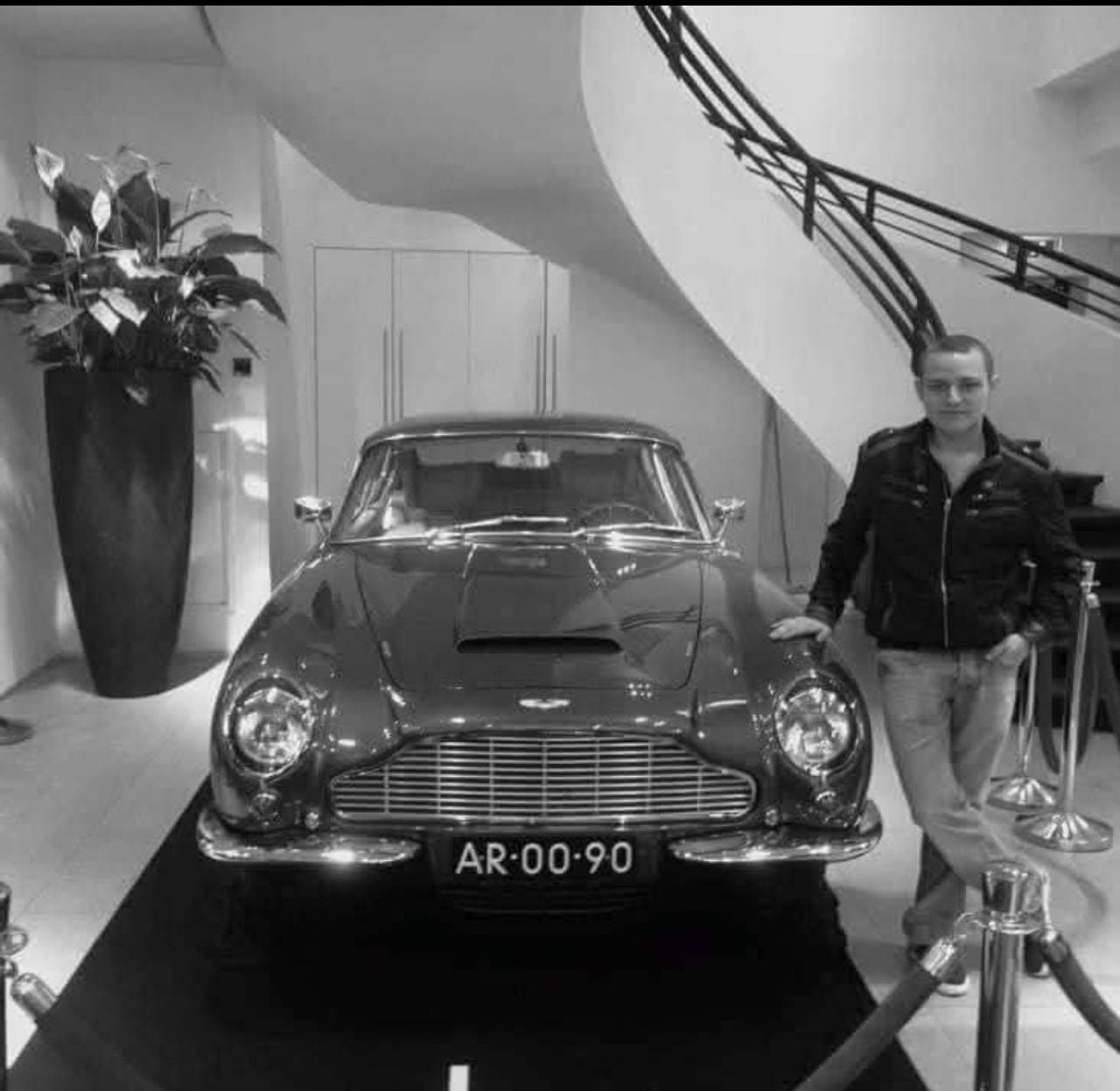 Delano bij een Aston Martin DB6 (Privéfoto).