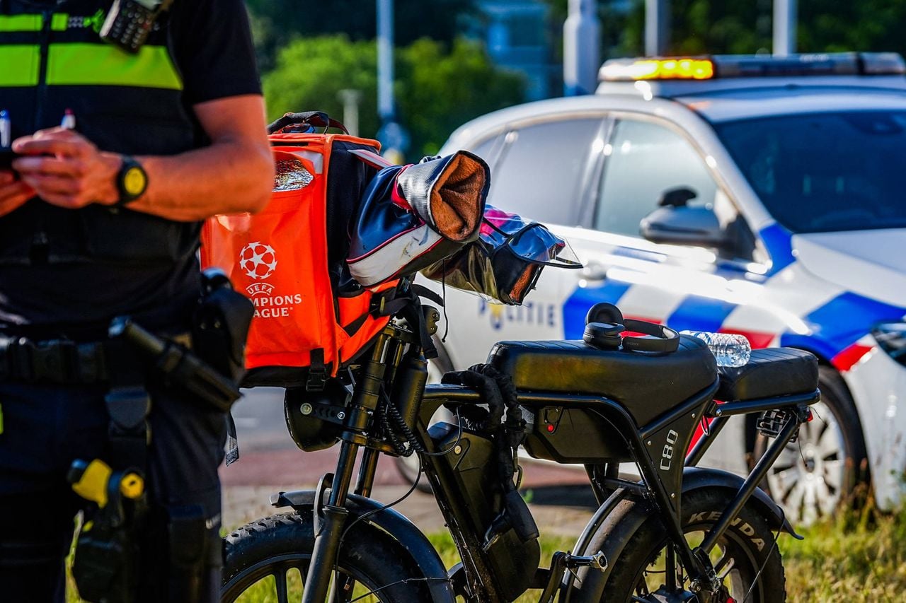 De maaltijdbezorger is naar het ziekenhuis gebracht (foto: Persbureau Heitink).