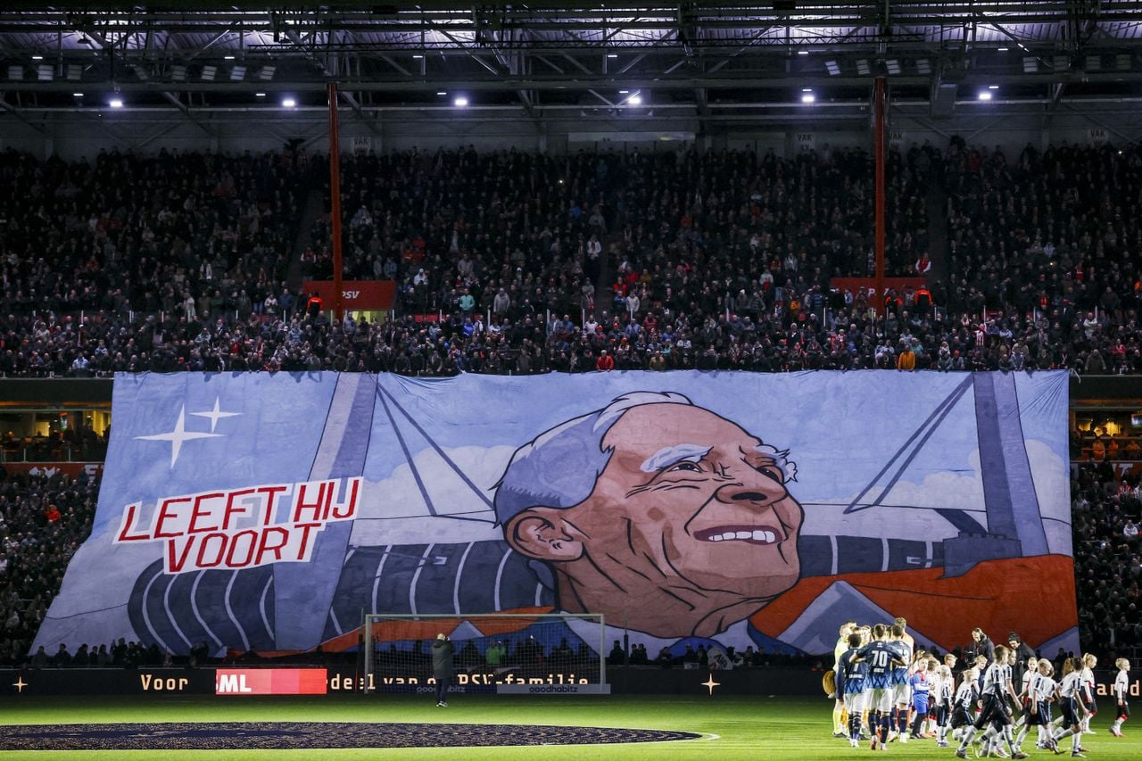 Supporters toonden voor de wedstrijd een spandoek ter nagedachtenis aan Frits Philips (Foto: ANP)